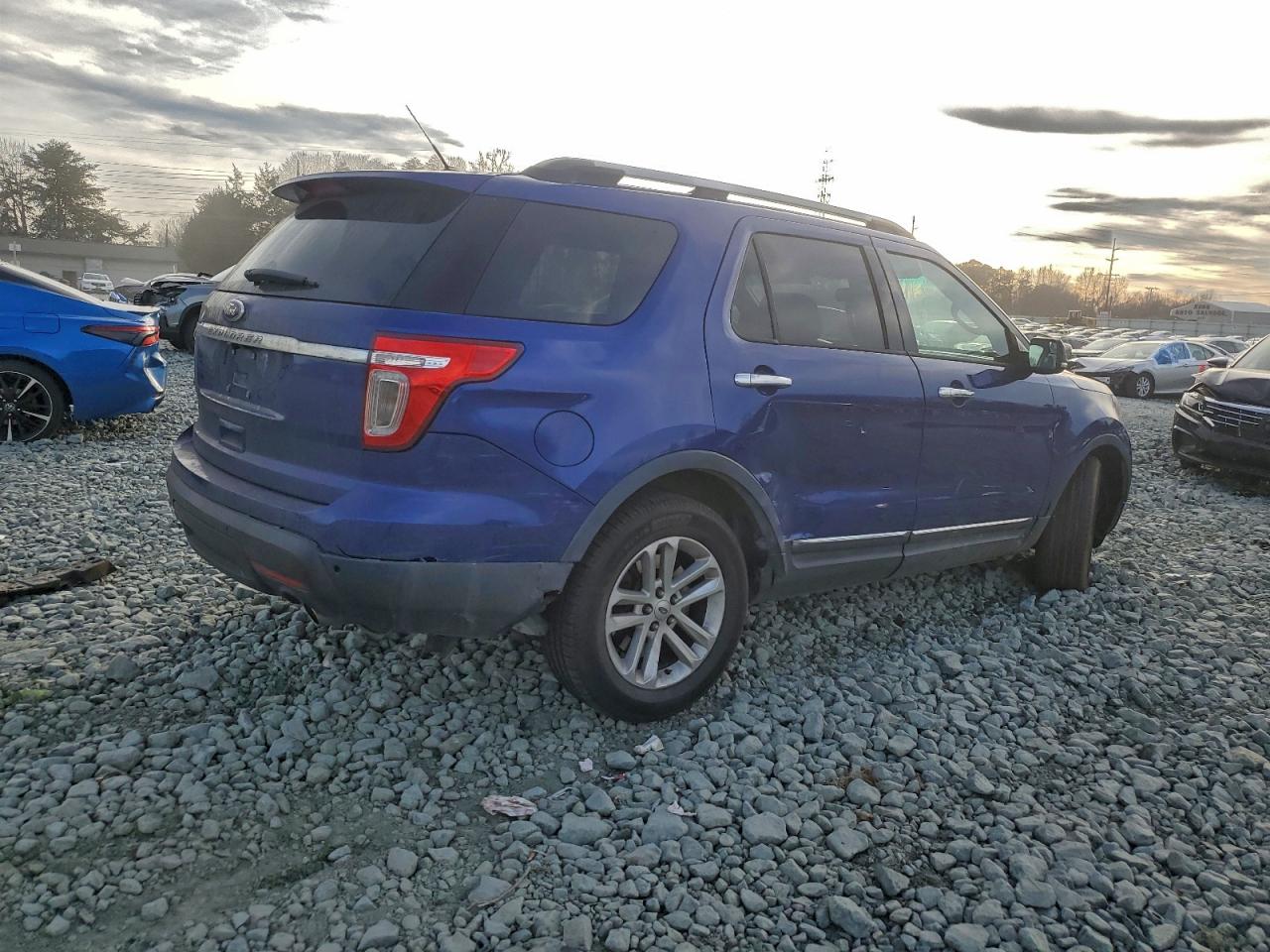 2015 FORD EXPLORER XLT photo 3