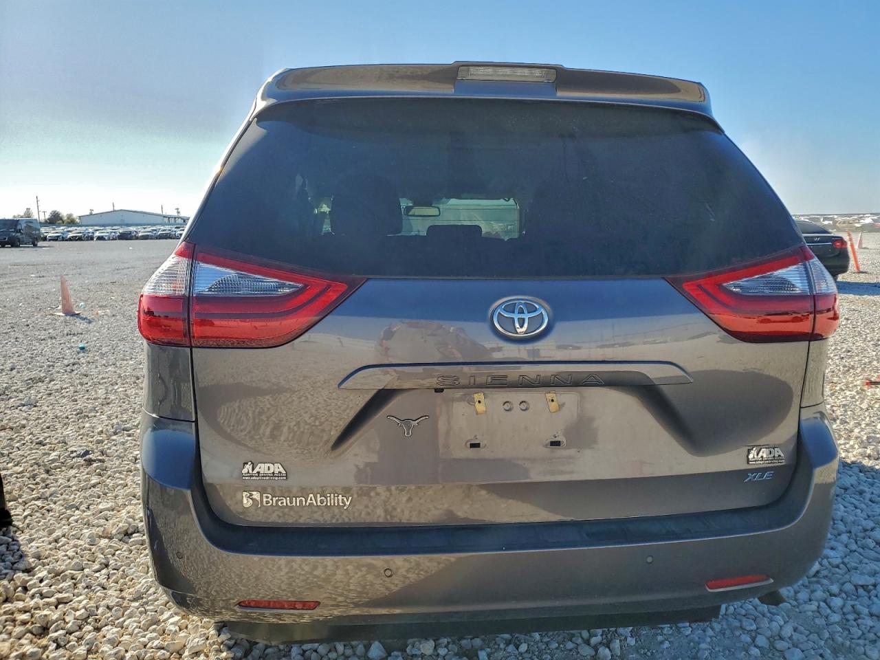 2020 TOYOTA SIENNA XLE photo 6