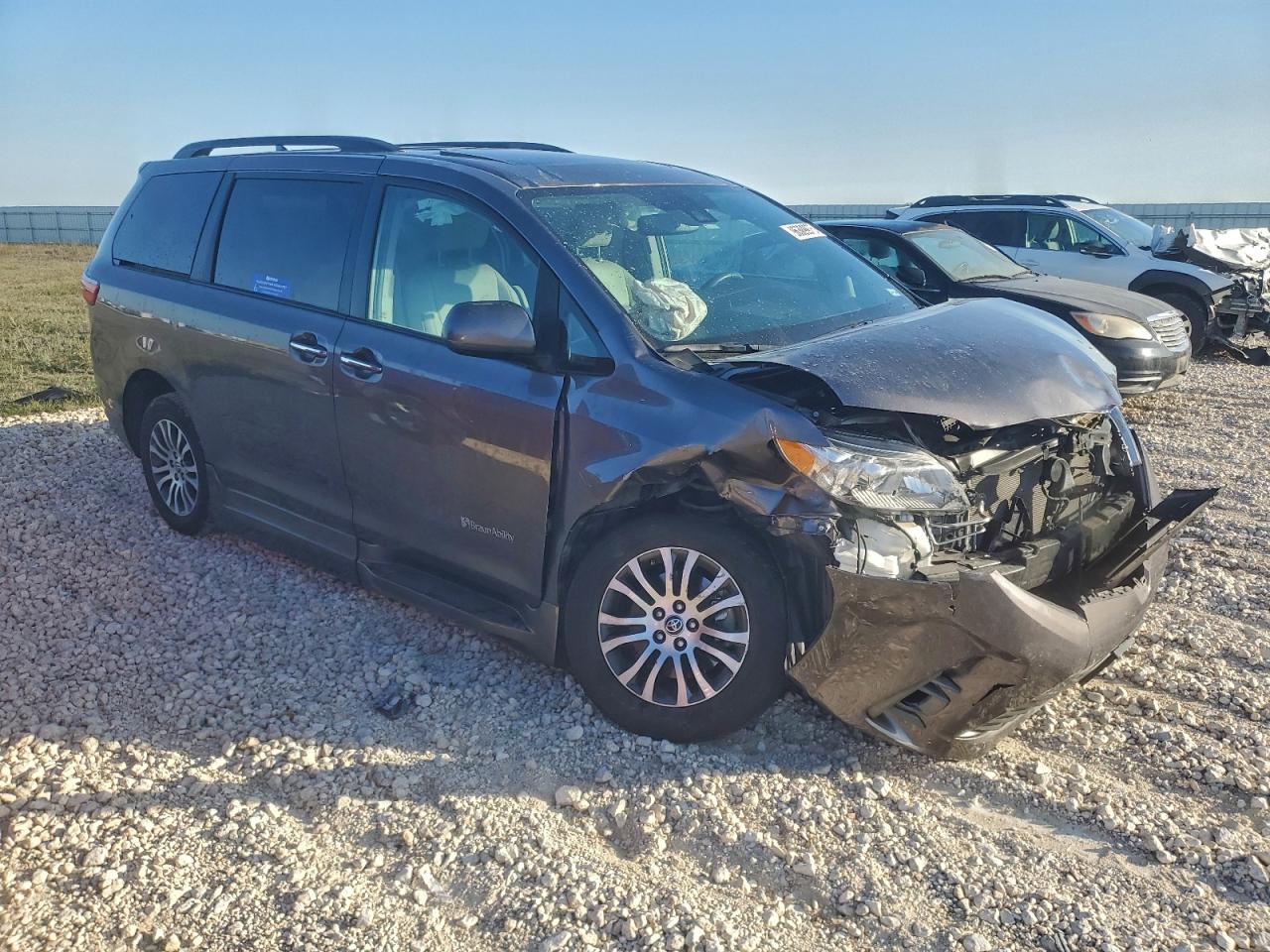 2020 TOYOTA SIENNA XLE photo 4