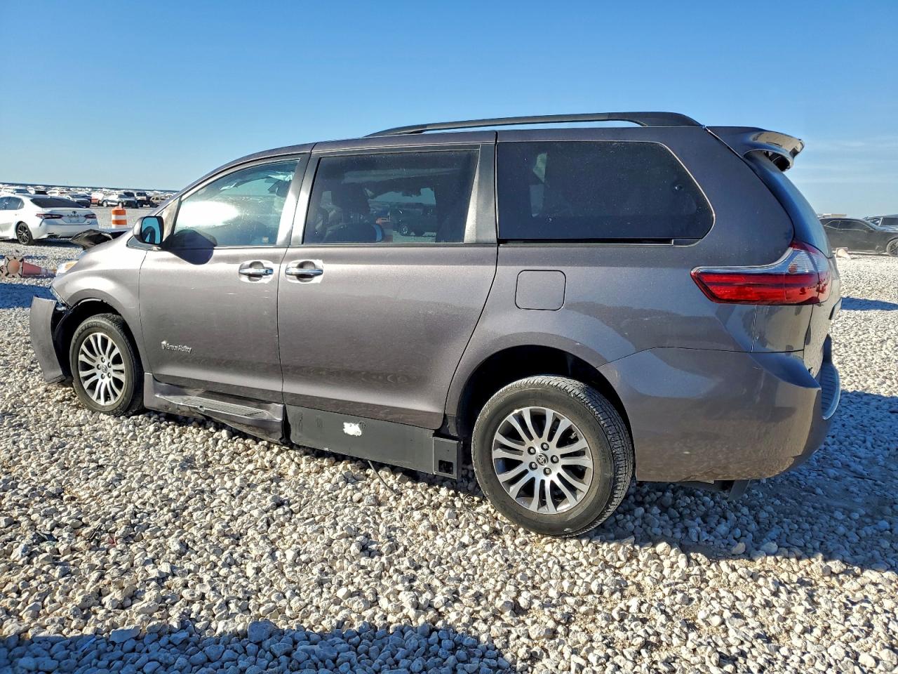 2020 TOYOTA SIENNA XLE photo 2
