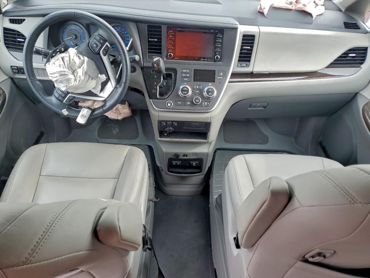 2020 TOYOTA SIENNA XLE photo 8