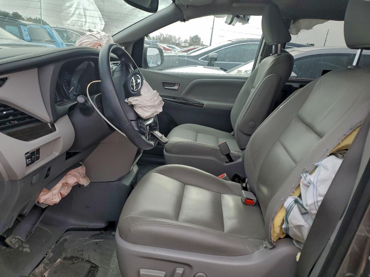 2020 TOYOTA SIENNA XLE photo 7