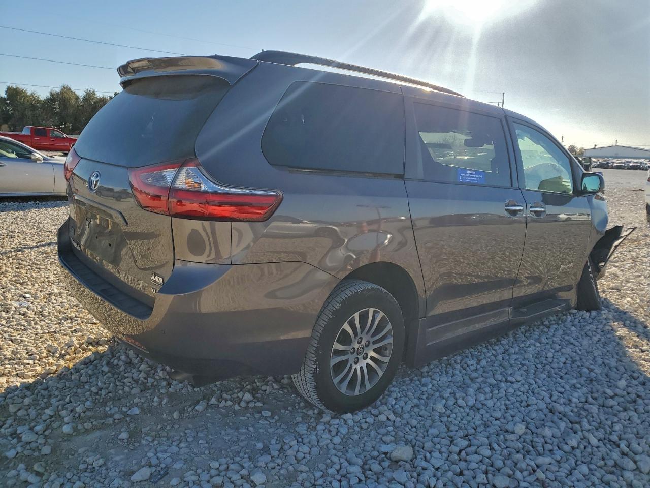 2020 TOYOTA SIENNA XLE photo 3
