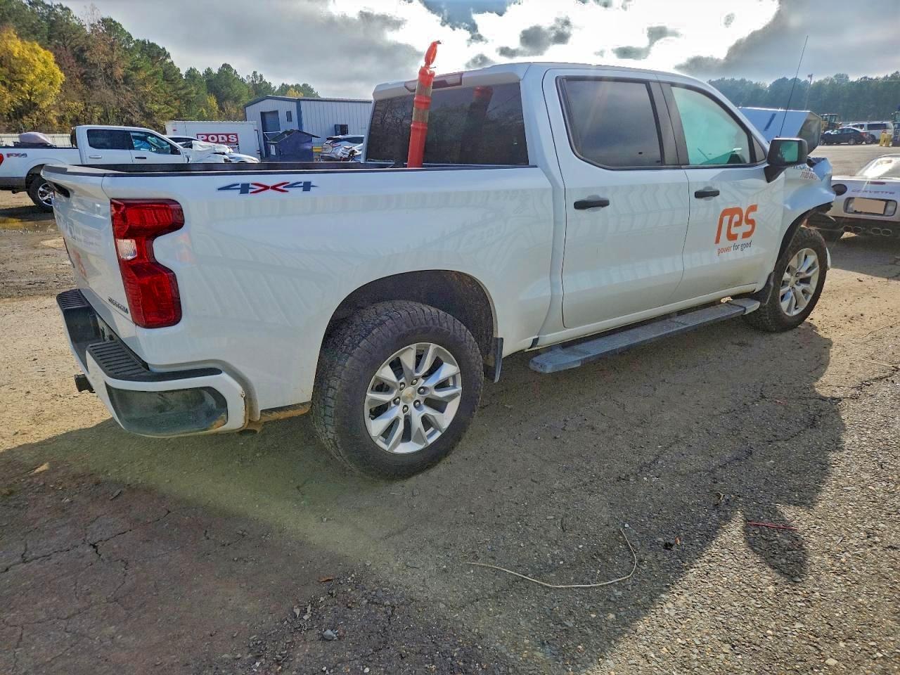 2024 CHEVROLET SILVERADO K1500 CUSTOM photo 3