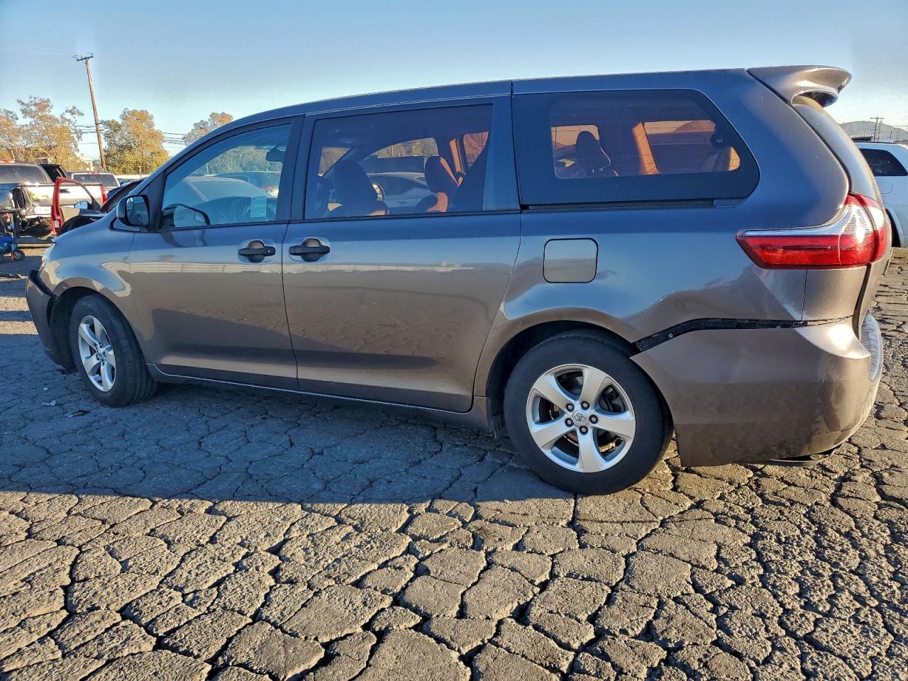 2015 TOYOTA SIENNA photo 2