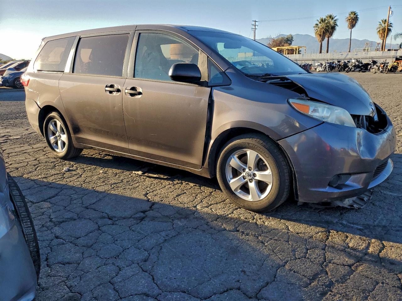 2015 TOYOTA SIENNA photo 4