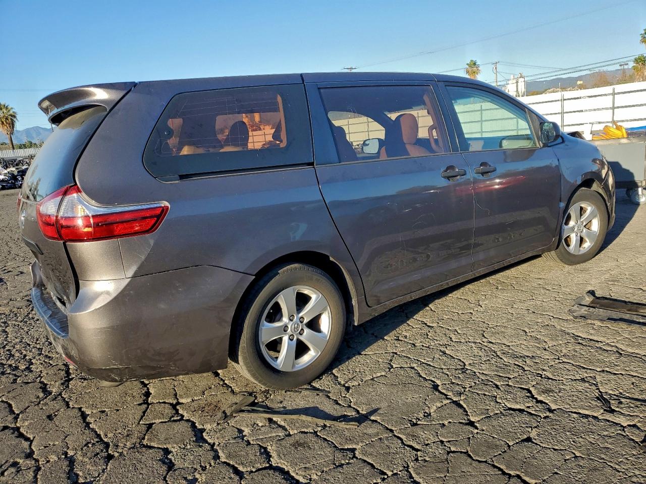 2015 TOYOTA SIENNA photo 3