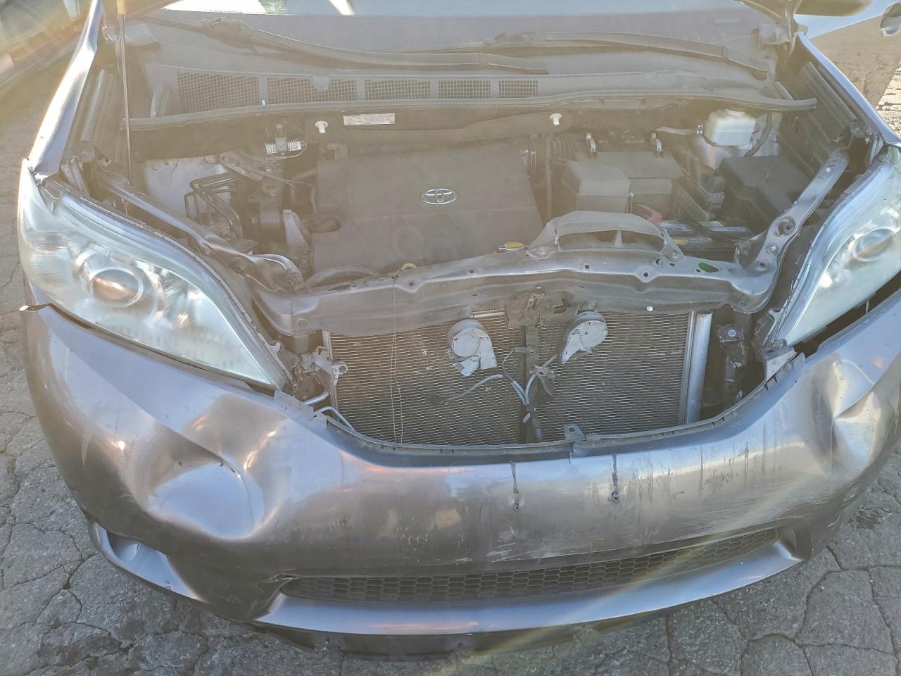 2015 TOYOTA SIENNA photo 12