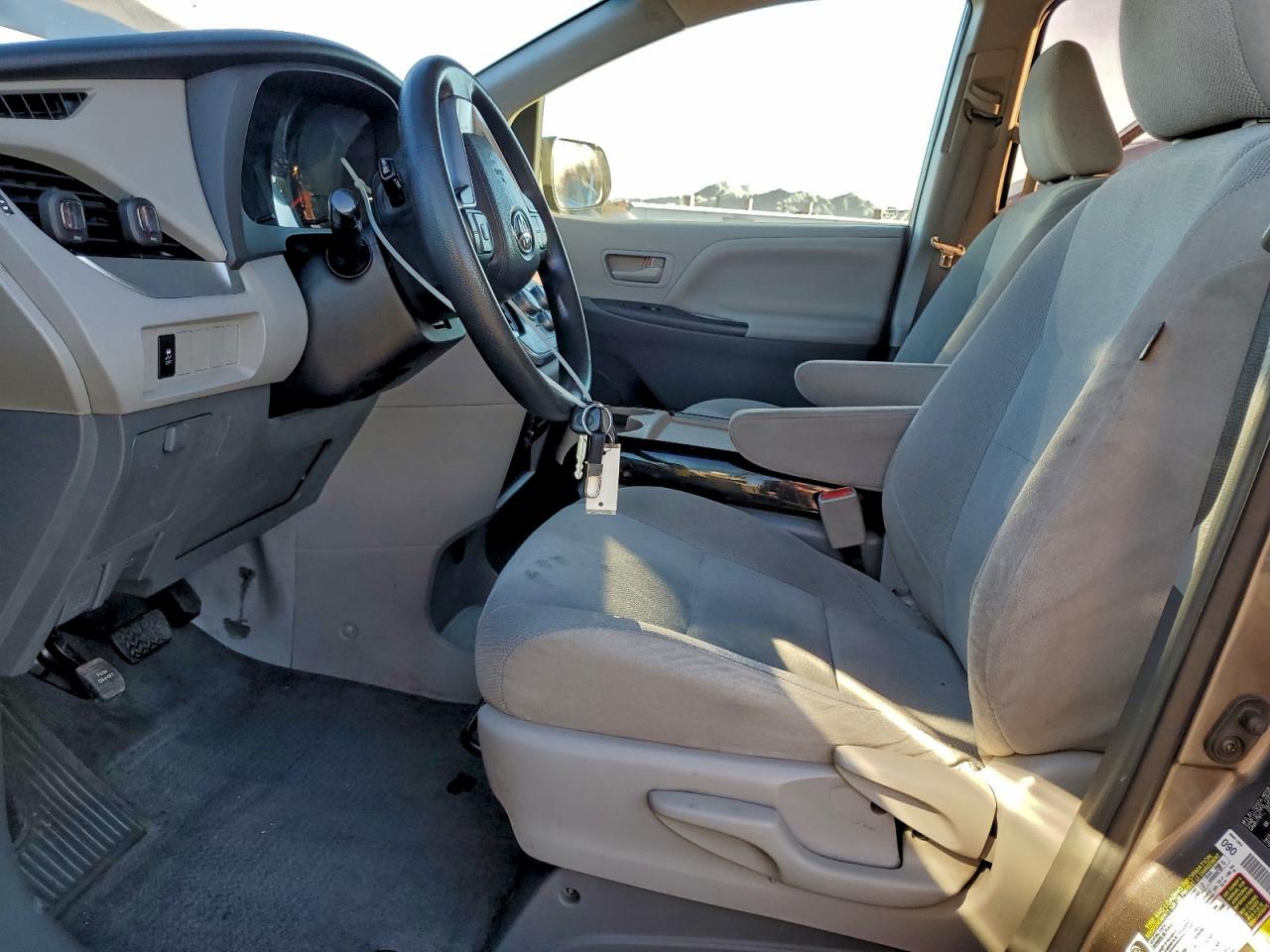 2015 TOYOTA SIENNA photo 7