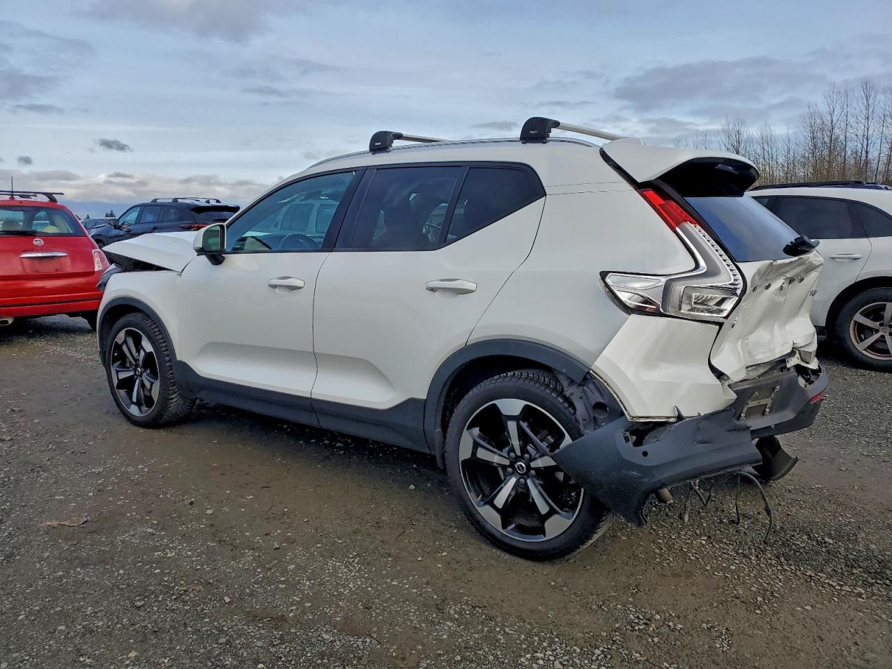 2021 VOLVO XC40 T5 MOMENTUM photo 2