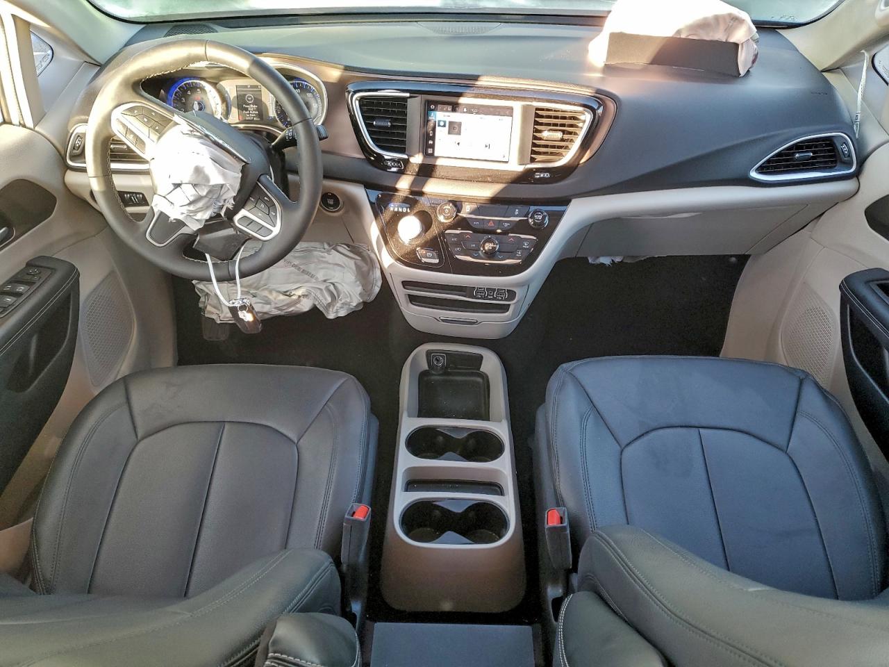 2024 CHRYSLER VOYAGER LX photo 15