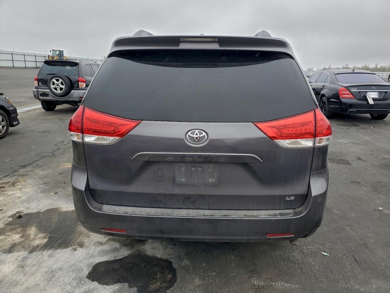 2014 TOYOTA SIENNA LE photo 11