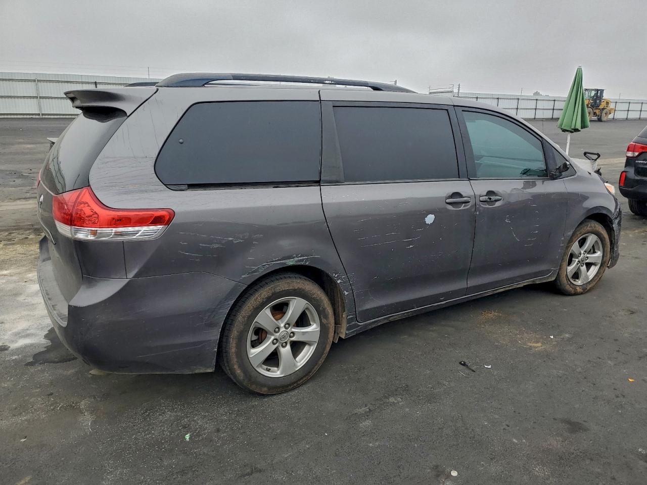 2014 TOYOTA SIENNA LE photo 5
