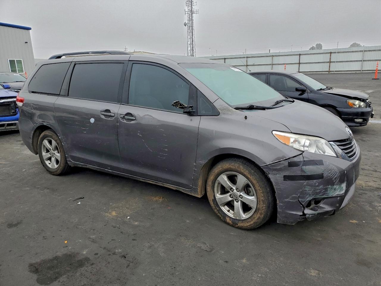 2014 TOYOTA SIENNA LE photo 7