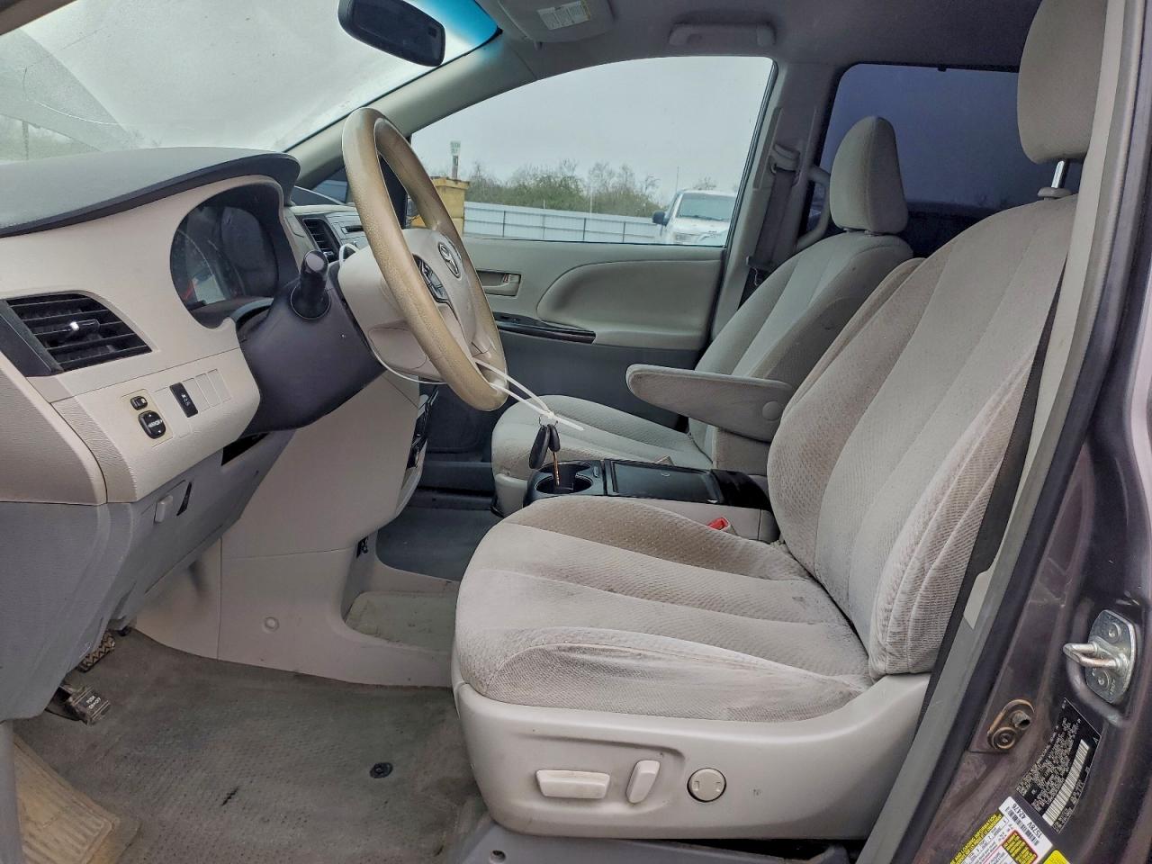 2014 TOYOTA SIENNA LE photo 13