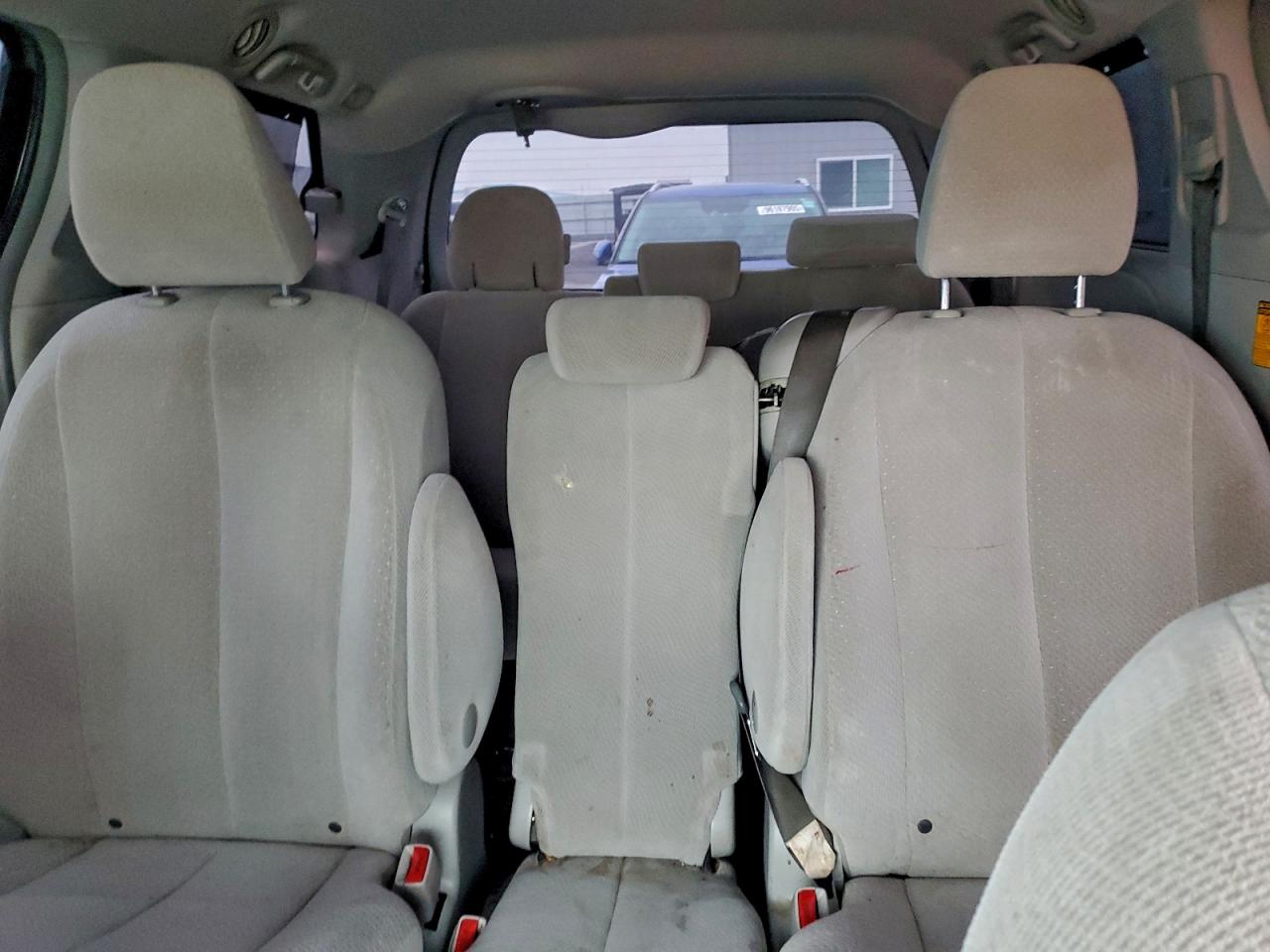 2014 TOYOTA SIENNA LE photo 19
