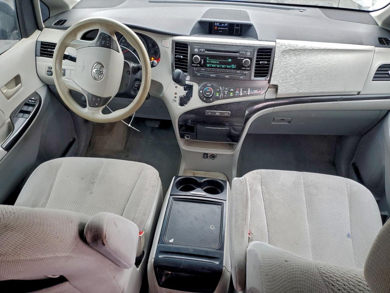 2014 TOYOTA SIENNA LE photo 15