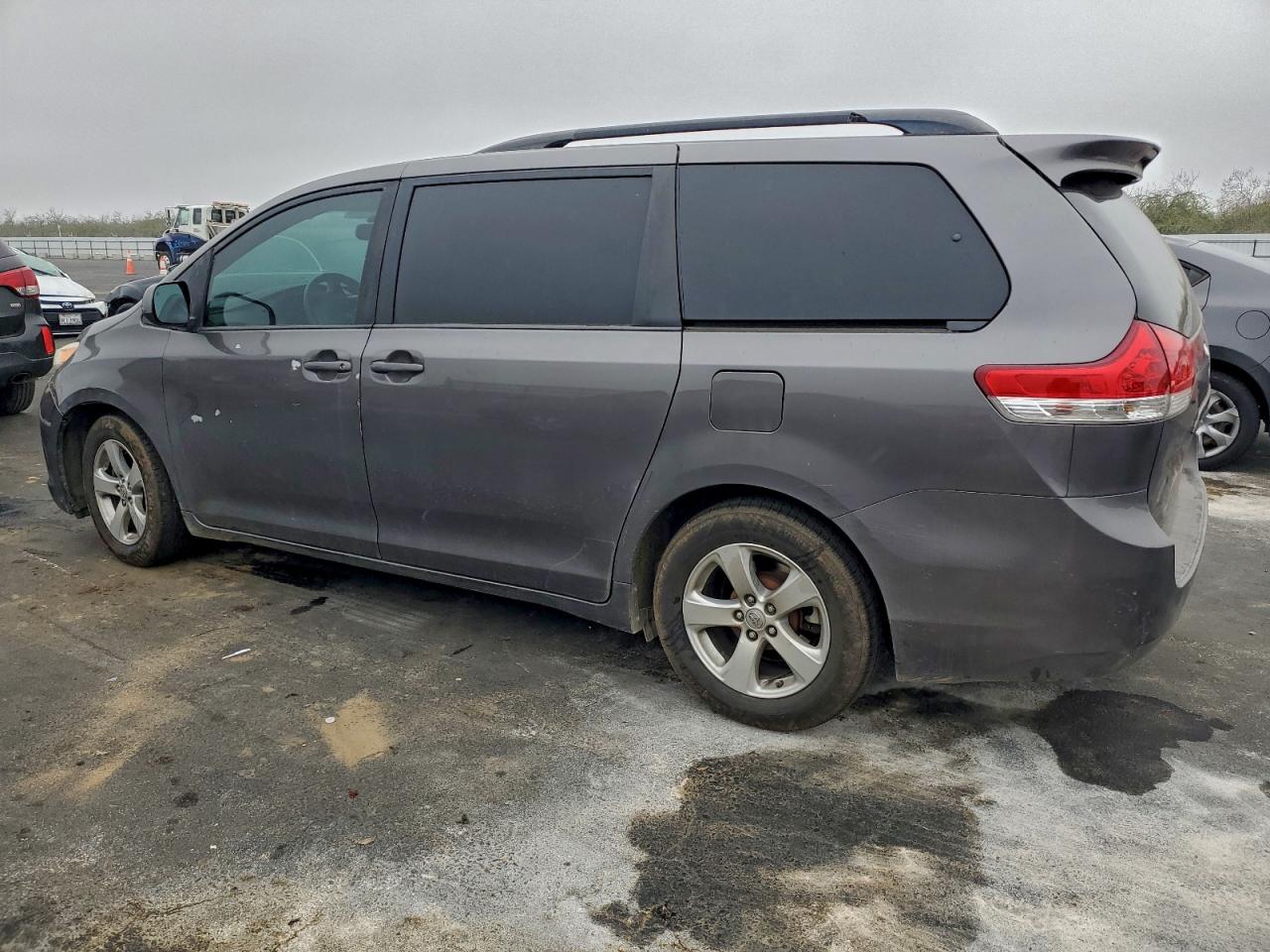 2014 TOYOTA SIENNA LE photo 3