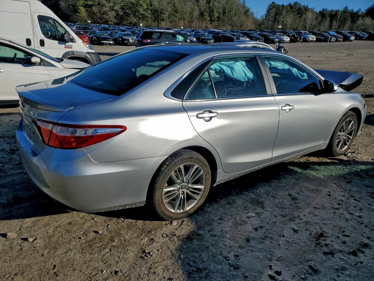 2015 TOYOTA CAMRY SE photo 3