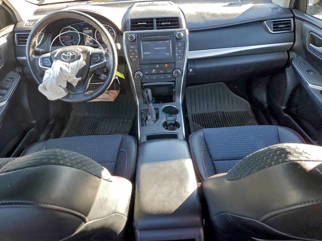 2015 TOYOTA CAMRY SE photo 8