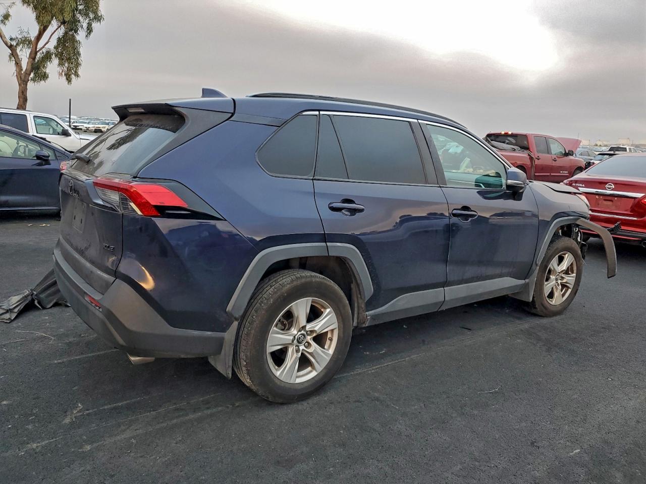 2019 TOYOTA RAV4 XLE photo 3