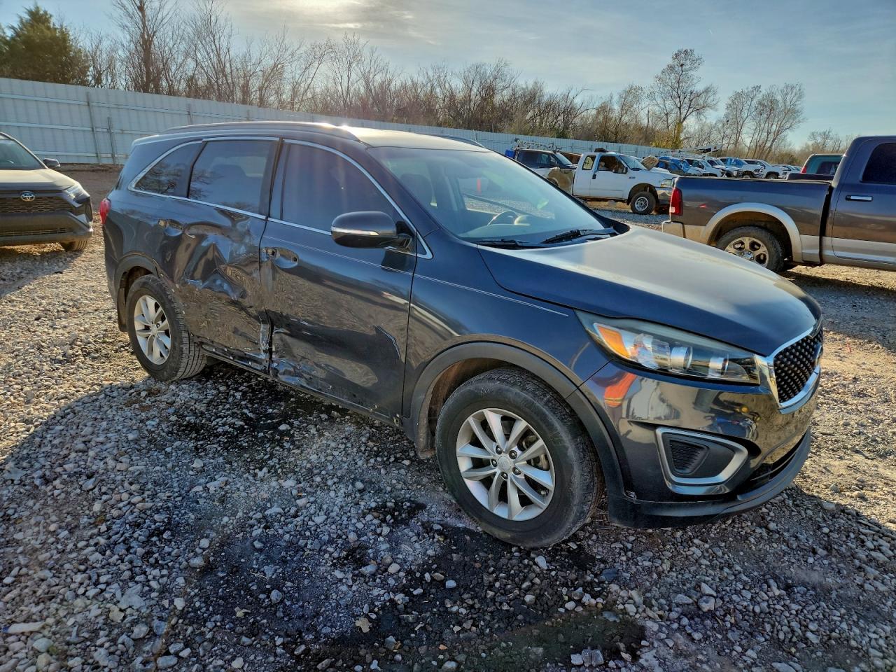 2017 KIA SORENTO LX photo 4