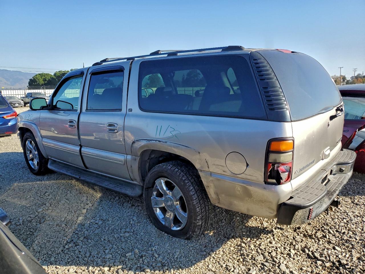 2004 CHEVROLET SUBURBAN C1500 photo 2