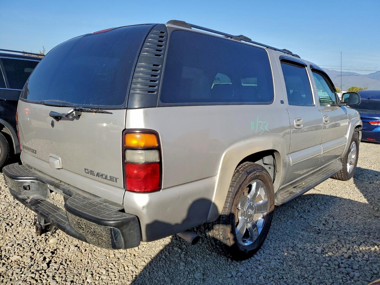 2004 CHEVROLET SUBURBAN C1500 photo 3