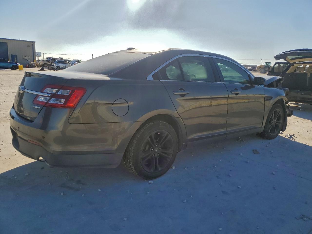2015 FORD TAURUS SE photo 3