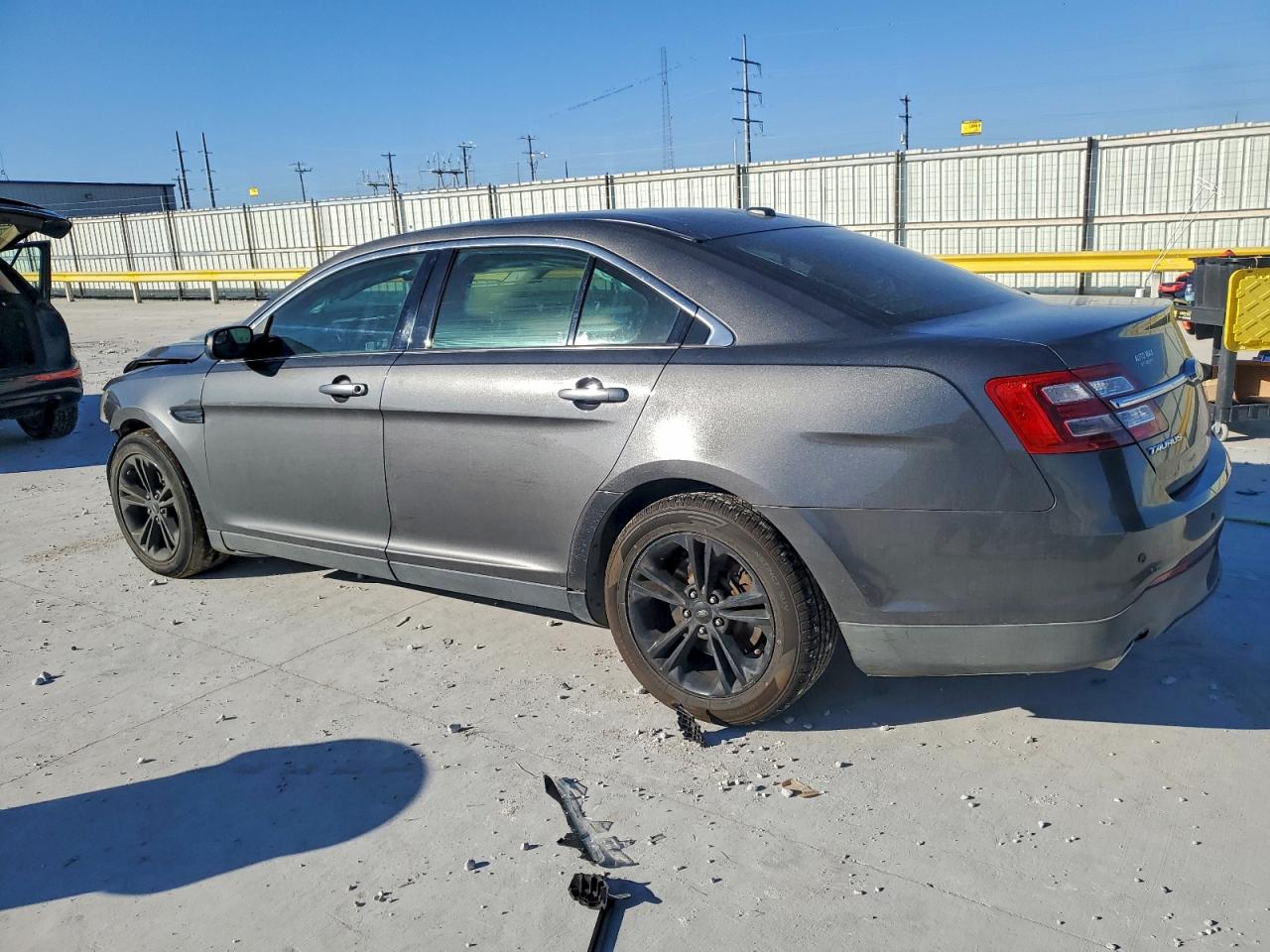 2015 FORD TAURUS SE photo 2