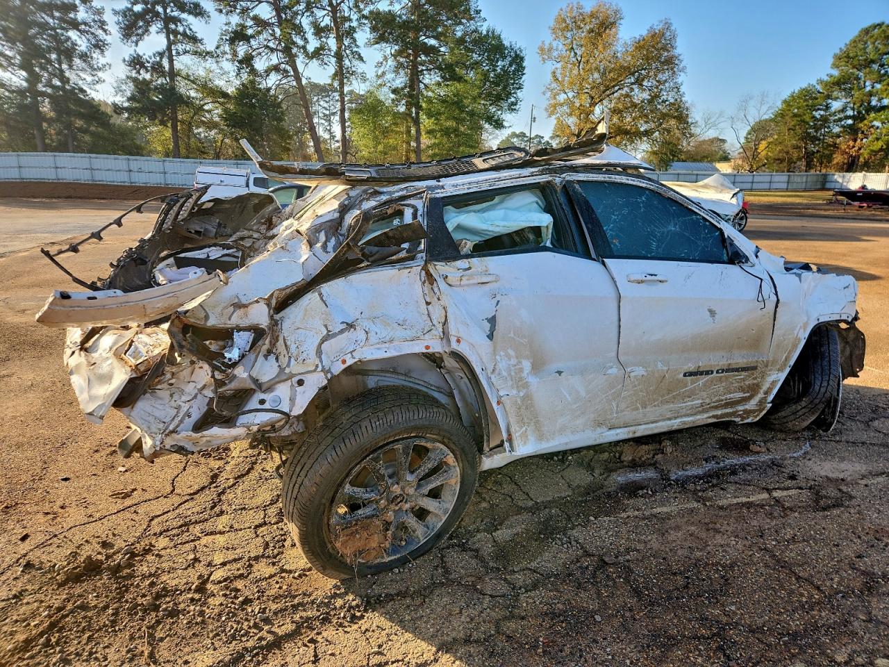 2020 JEEP GRAND CHEROKEE LAREDO photo 3