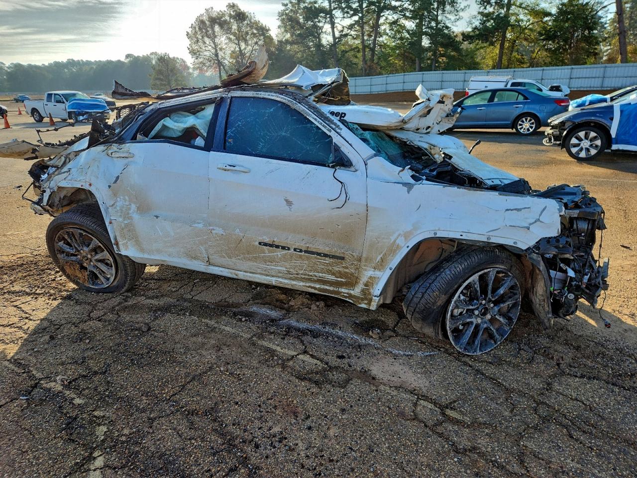 2020 JEEP GRAND CHEROKEE LAREDO photo 4