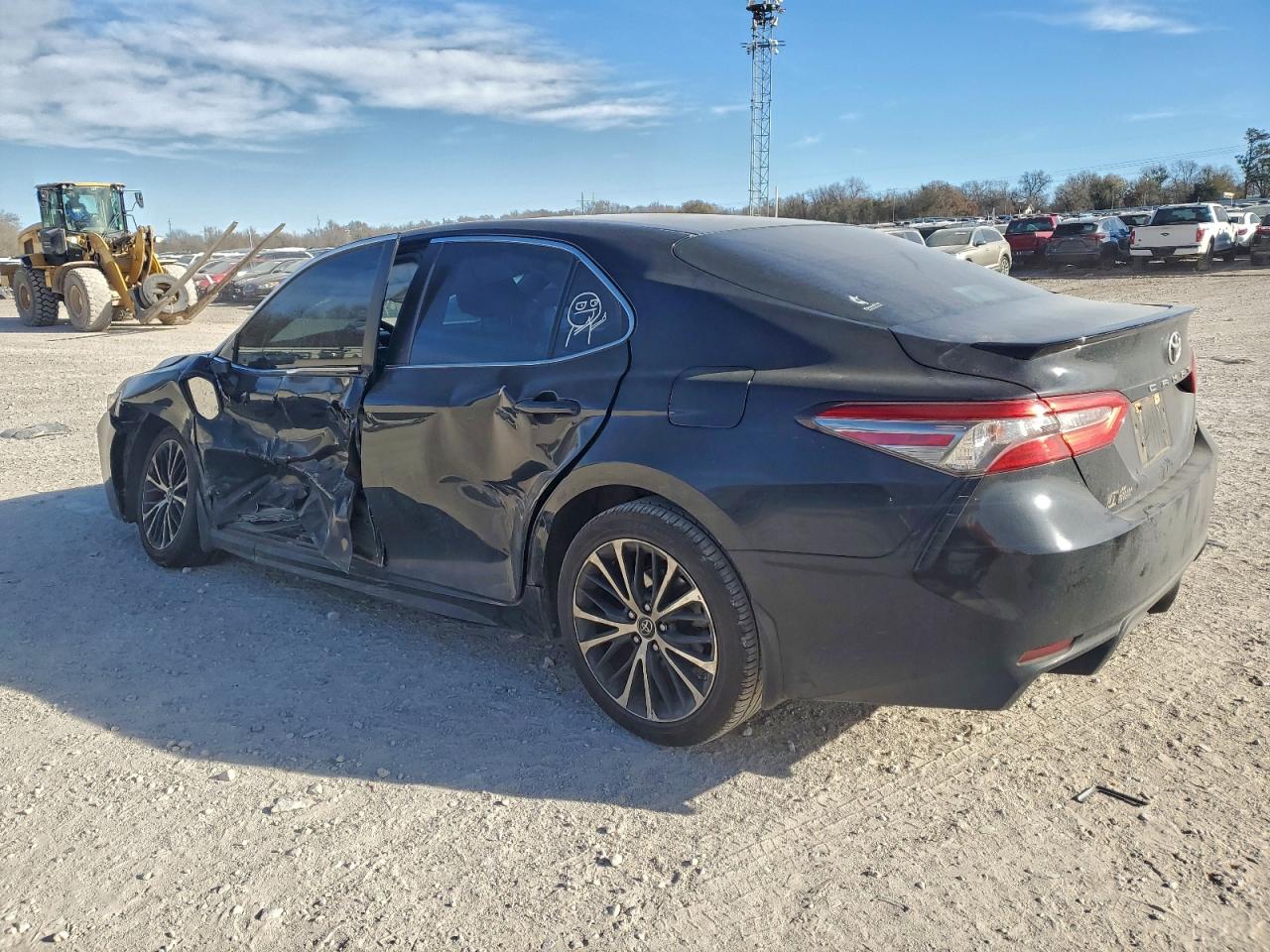2018 TOYOTA CAMRY L photo 2