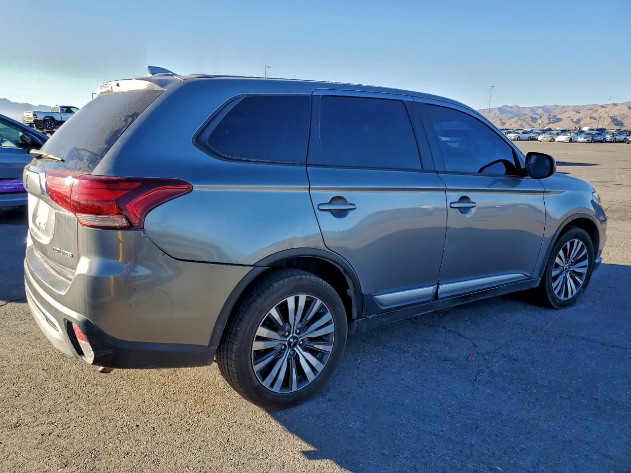 2019 MITSUBISHI OUTLANDER ES photo 3