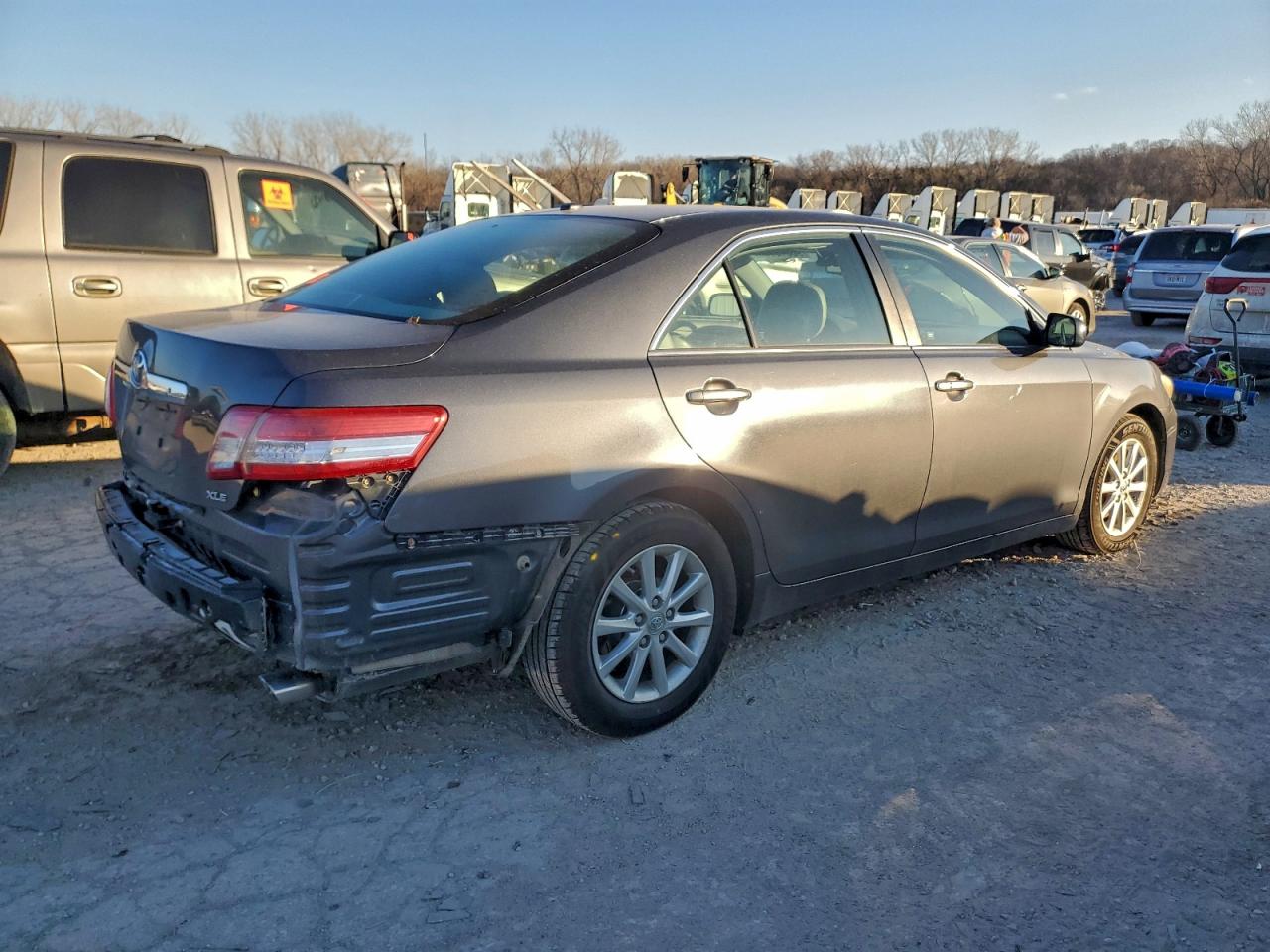 2011 TOYOTA CAMRY SE photo 3