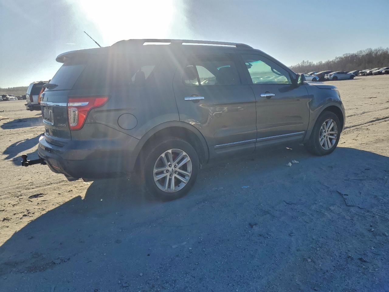 2015 FORD EXPLORER XLT photo 3