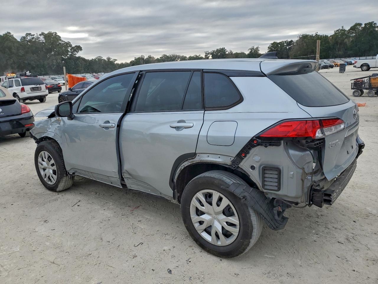 2022 TOYOTA COROLLA CROSS L photo 2