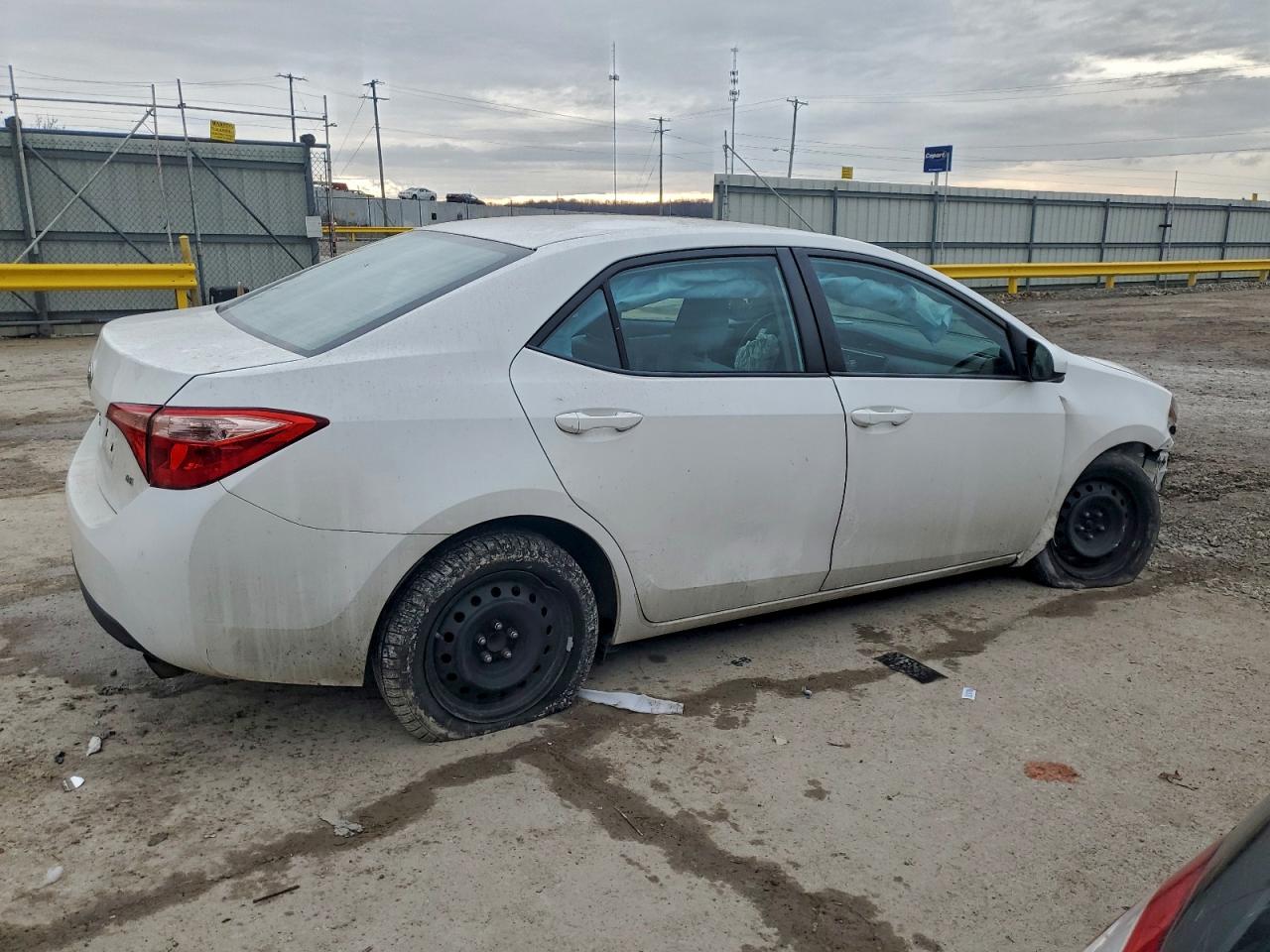 2017 TOYOTA COROLLA LE photo 3