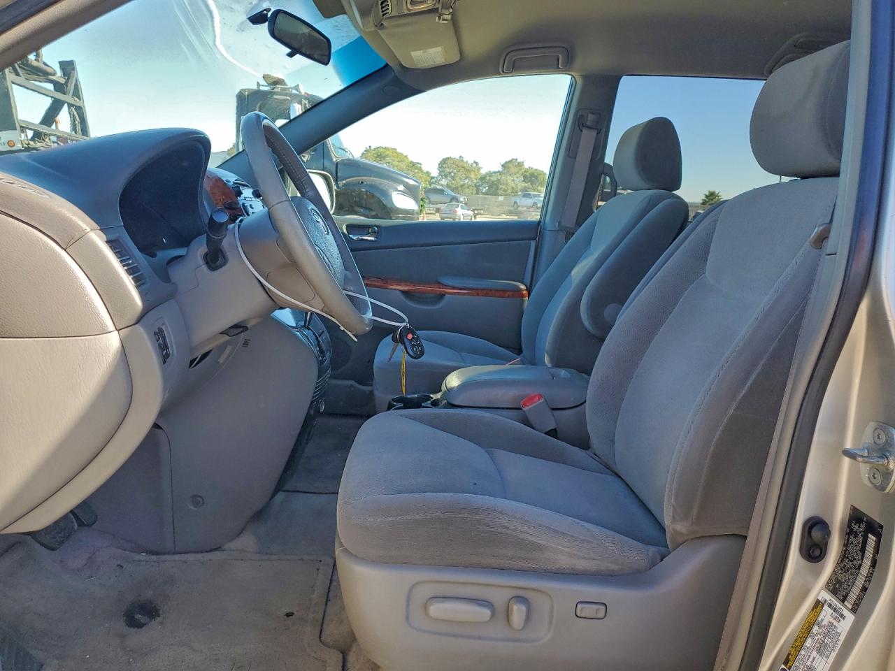 2006 TOYOTA SIENNA XLE photo 7