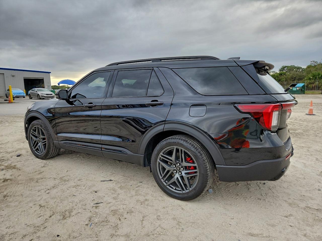 2025 FORD EXPLORER ST-LINE photo 2