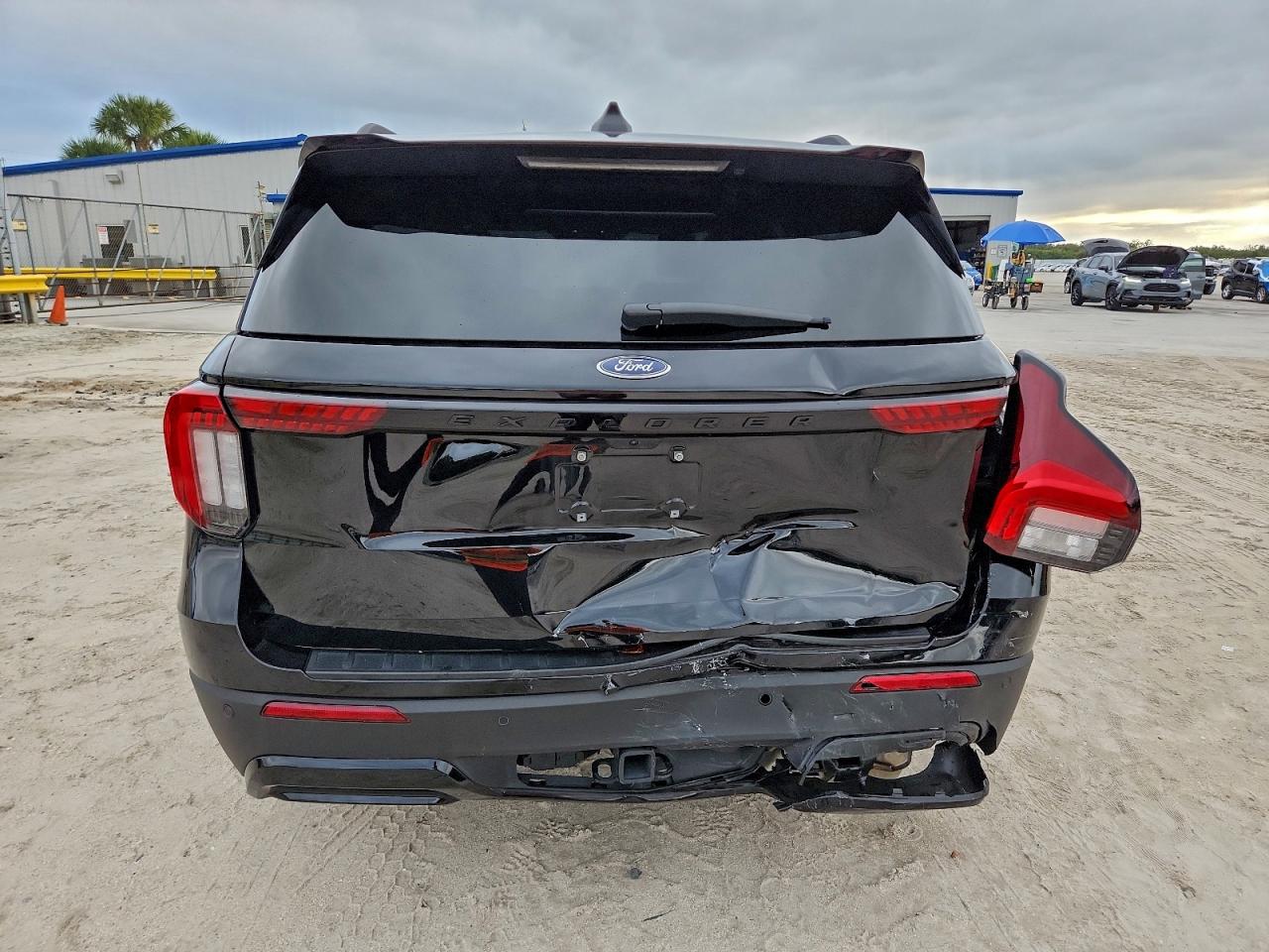 2025 FORD EXPLORER ST-LINE photo 6