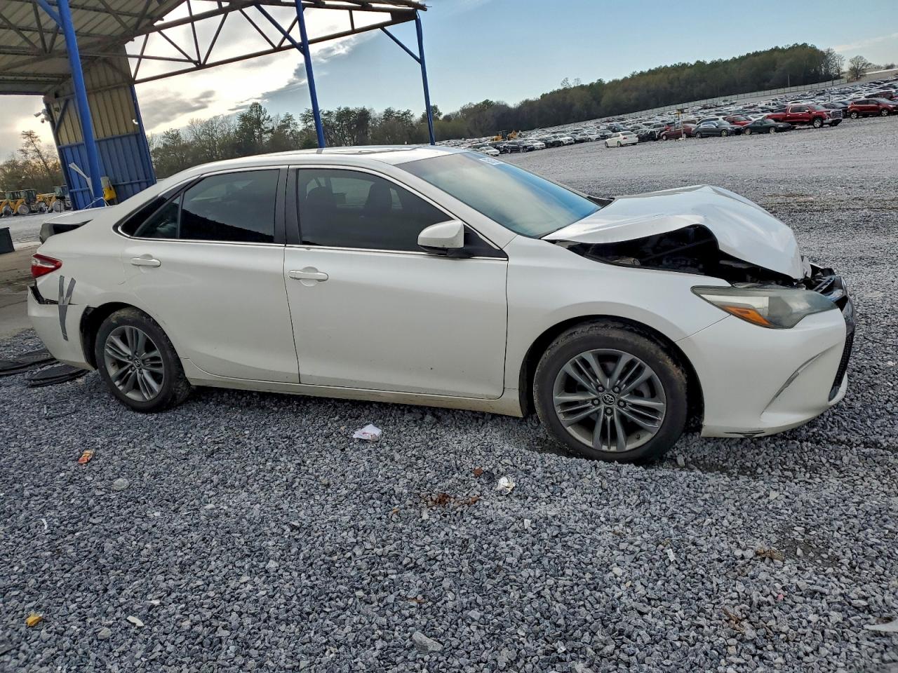 2015 TOYOTA CAMRY LE photo 4