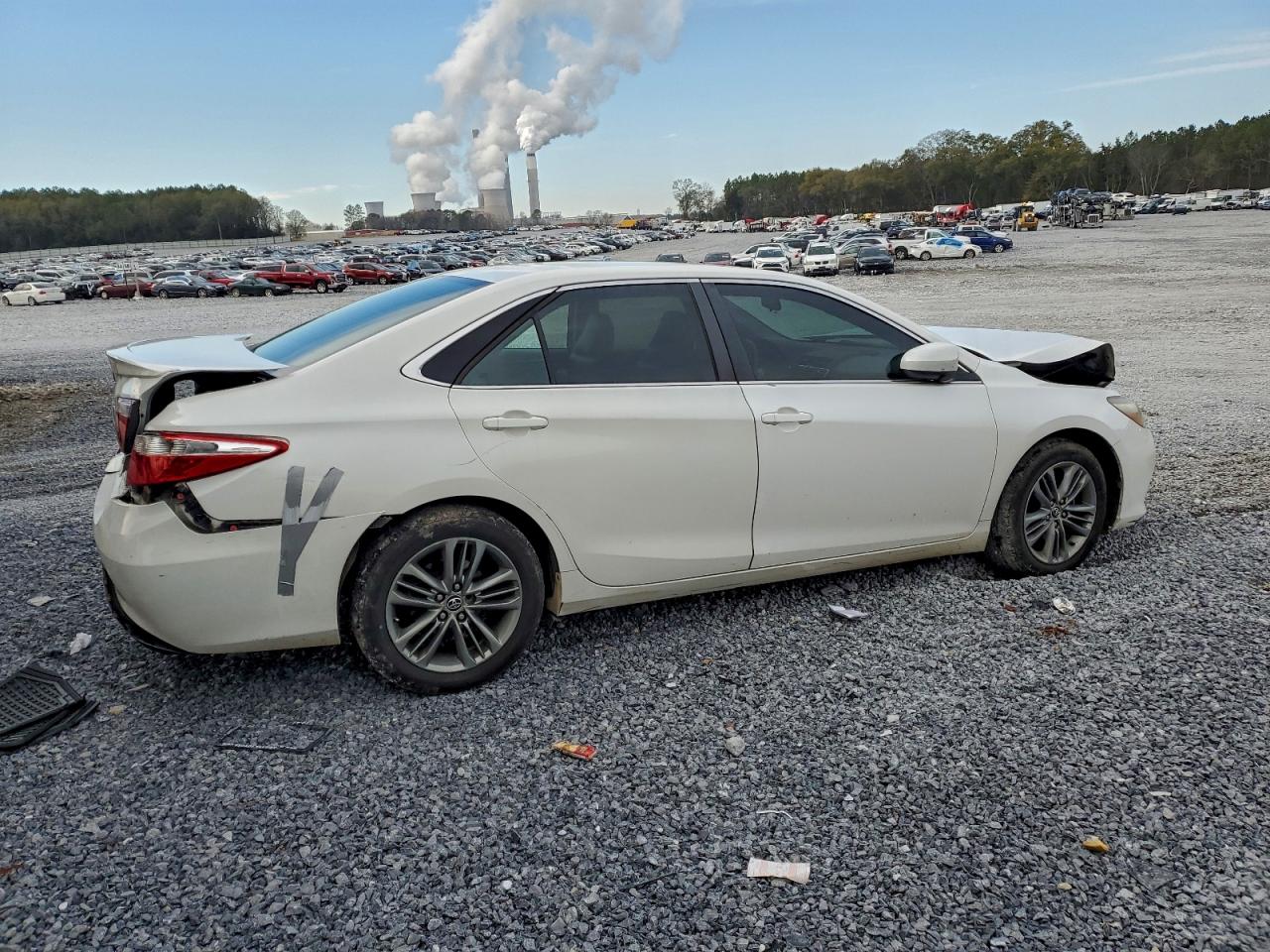 2015 TOYOTA CAMRY LE photo 3