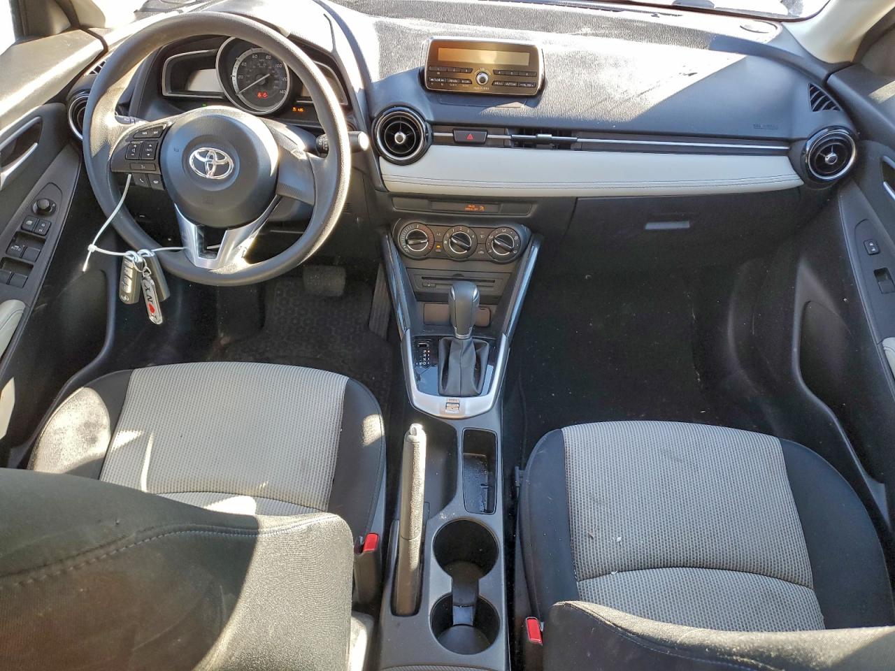 2016 TOYOTA YARIS photo 8