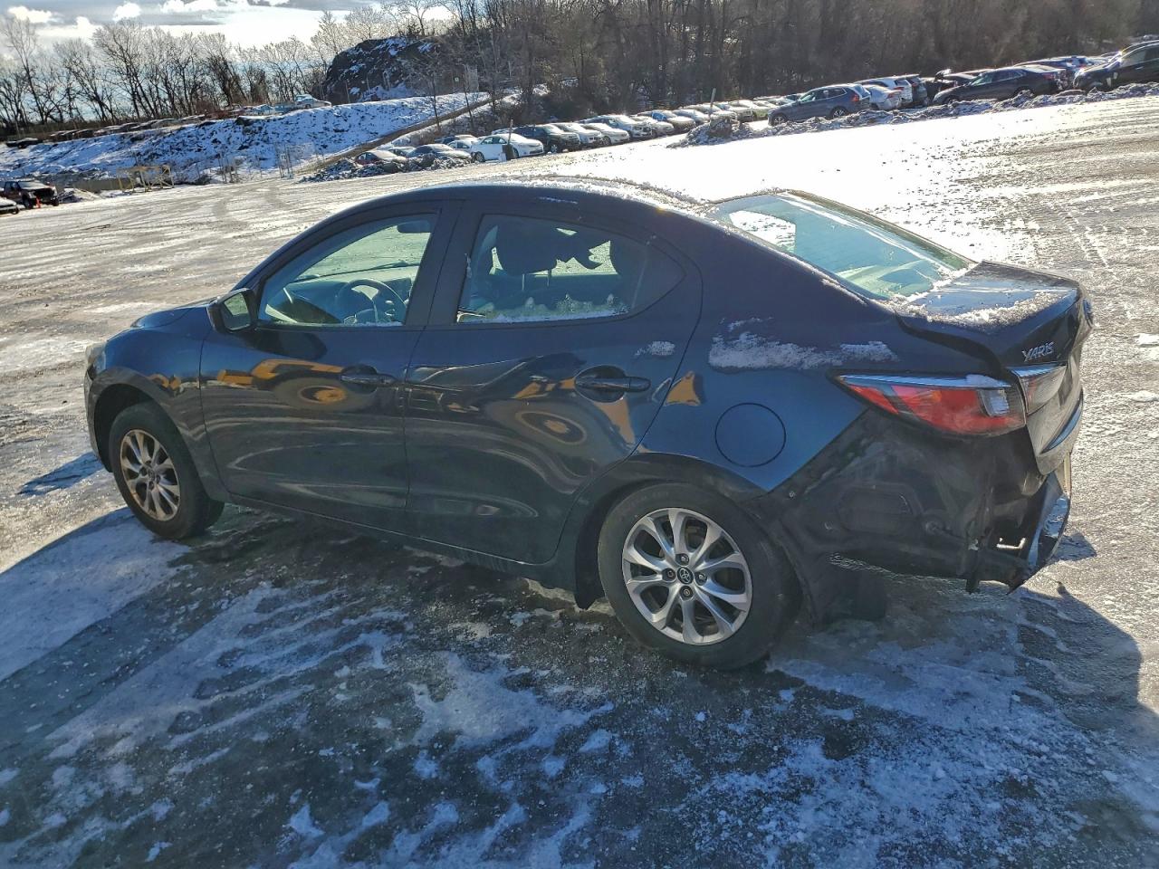 2016 TOYOTA YARIS photo 2