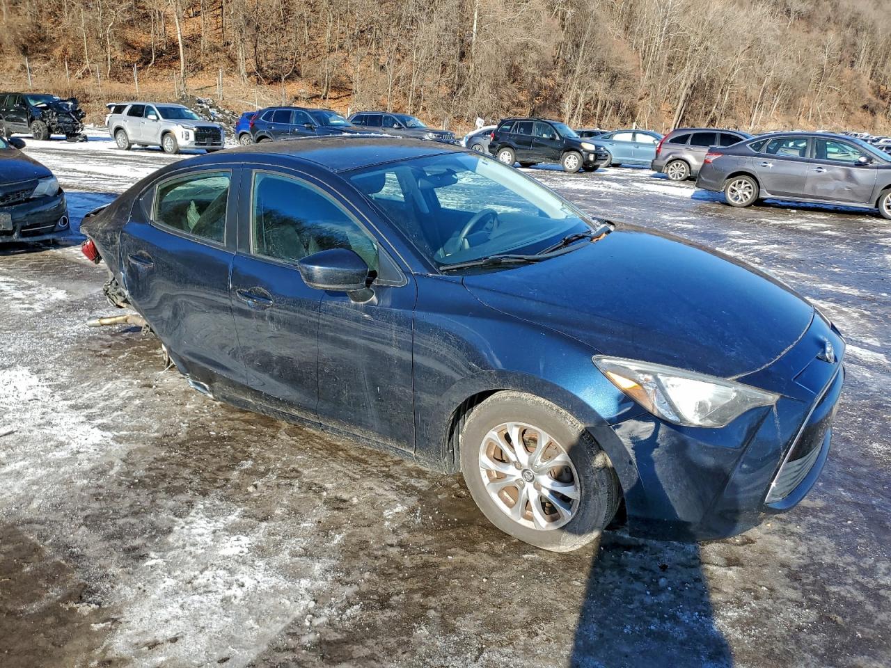 2016 TOYOTA YARIS photo 4