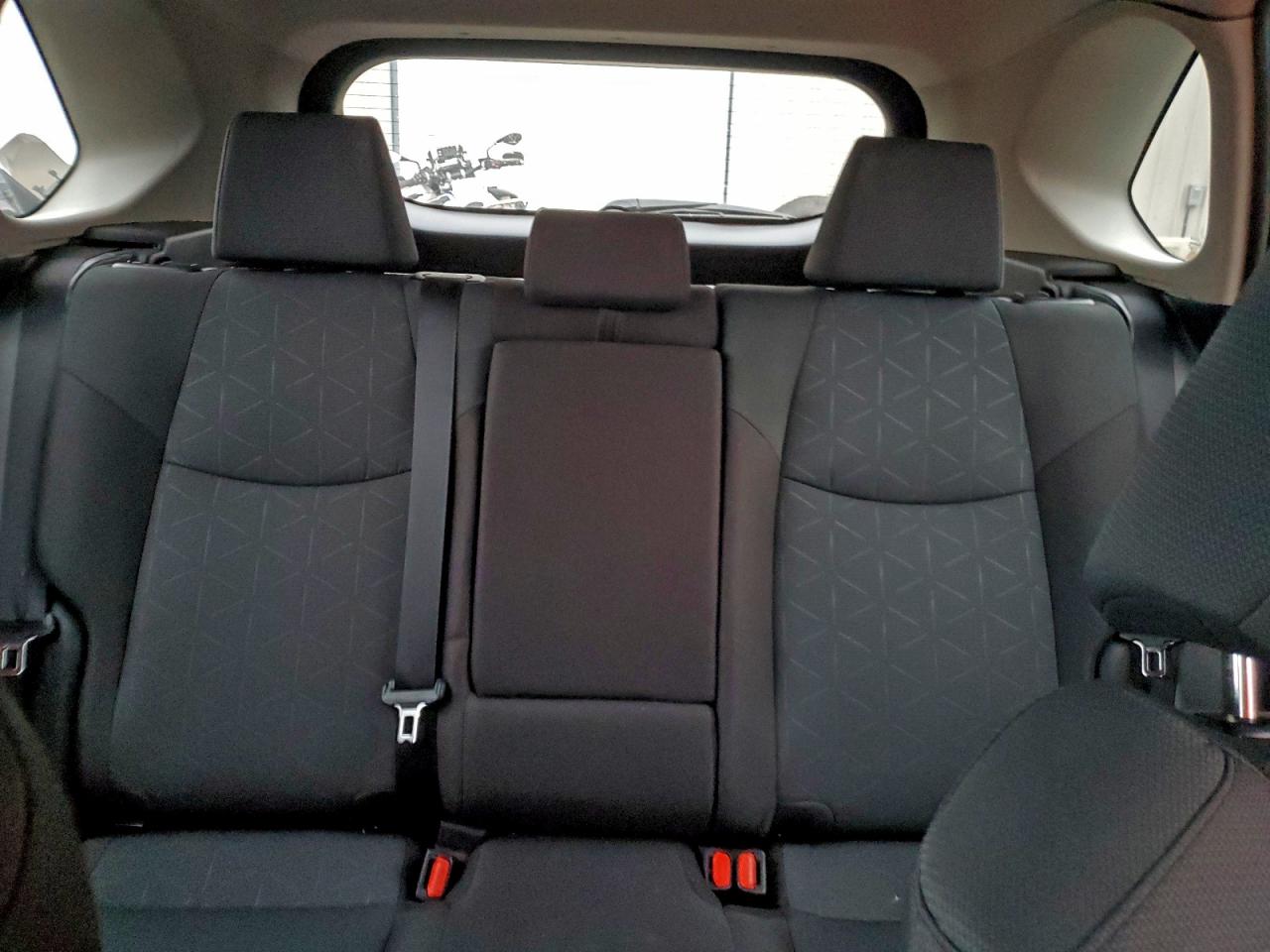 2025 TOYOTA RAV4 XLE photo 28