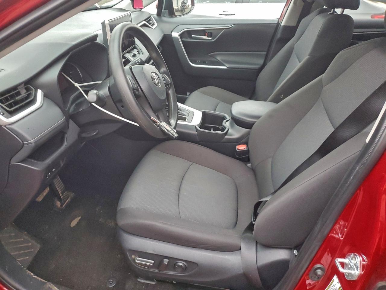2025 TOYOTA RAV4 XLE photo 19