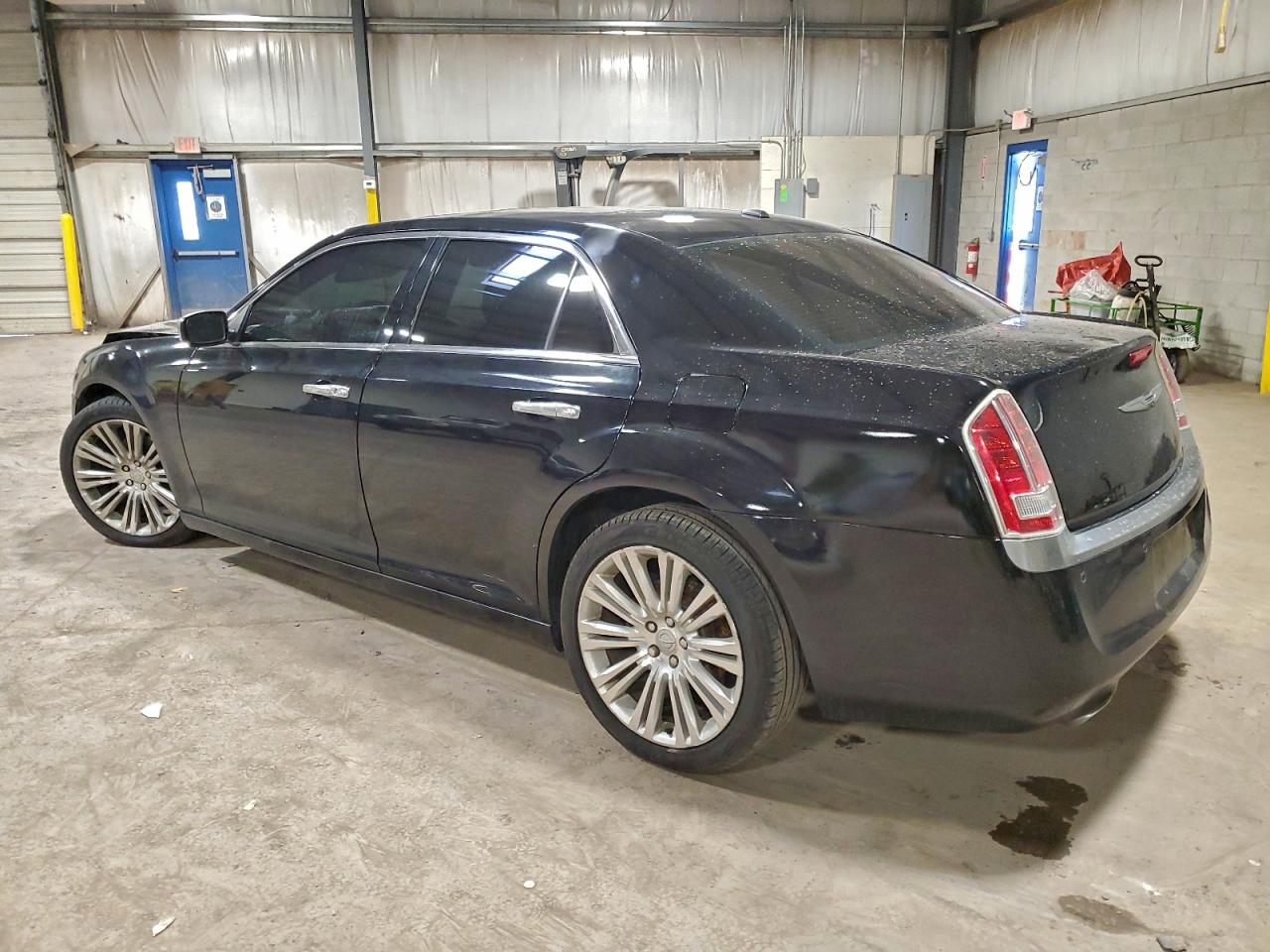 2013 CHRYSLER 300C LUXURY photo 2