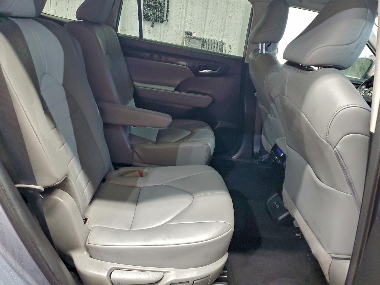2022 TOYOTA HIGHLANDER XLE photo 21